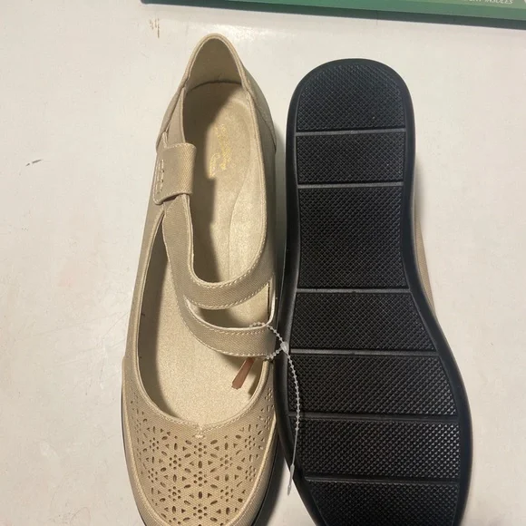 Easy street natural lightweight maryjanes 1/2” wedge heel various sizes NWT - Picture 5 of 6